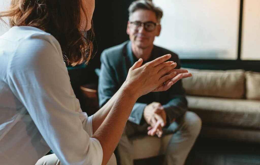 Un praticien et son patient en consultation