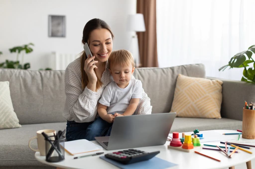 Une mère et son enfant à la maison