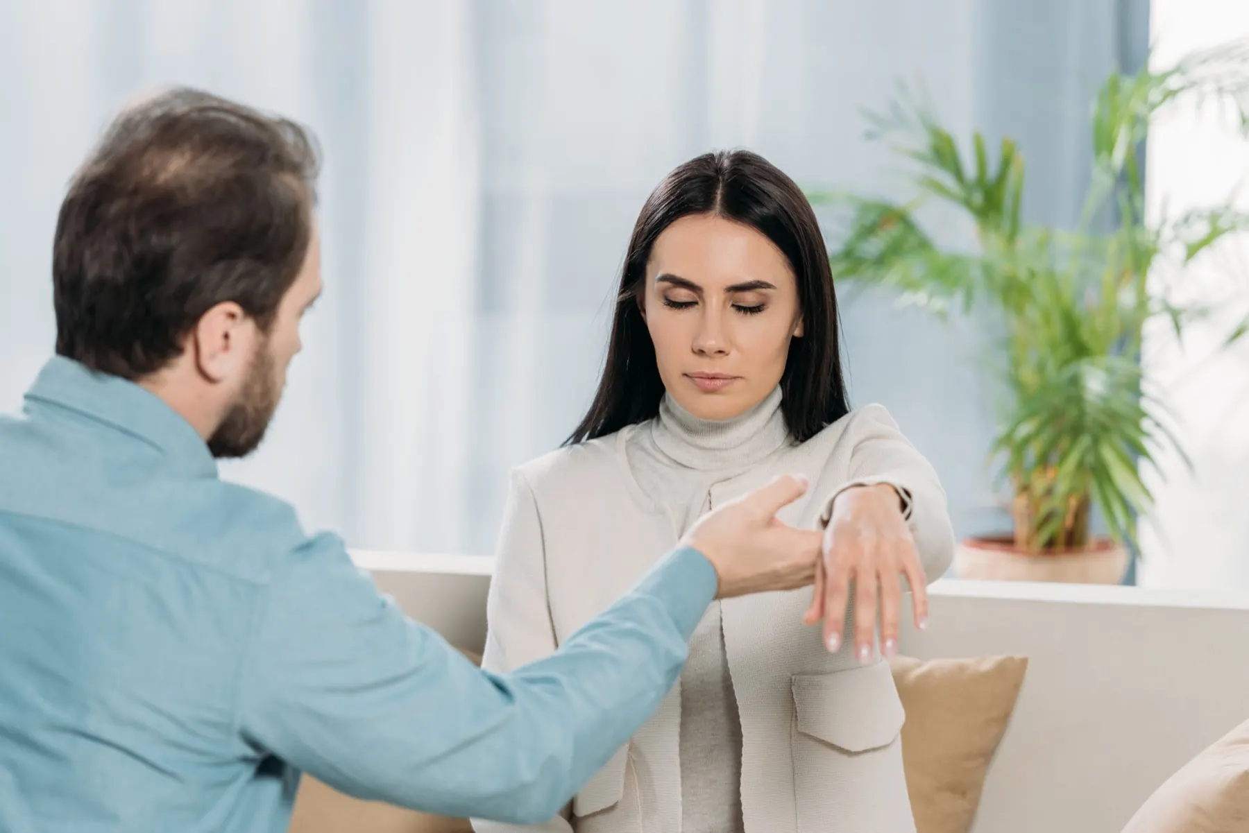 Séance d'hypnose entre une praticienne et un patient