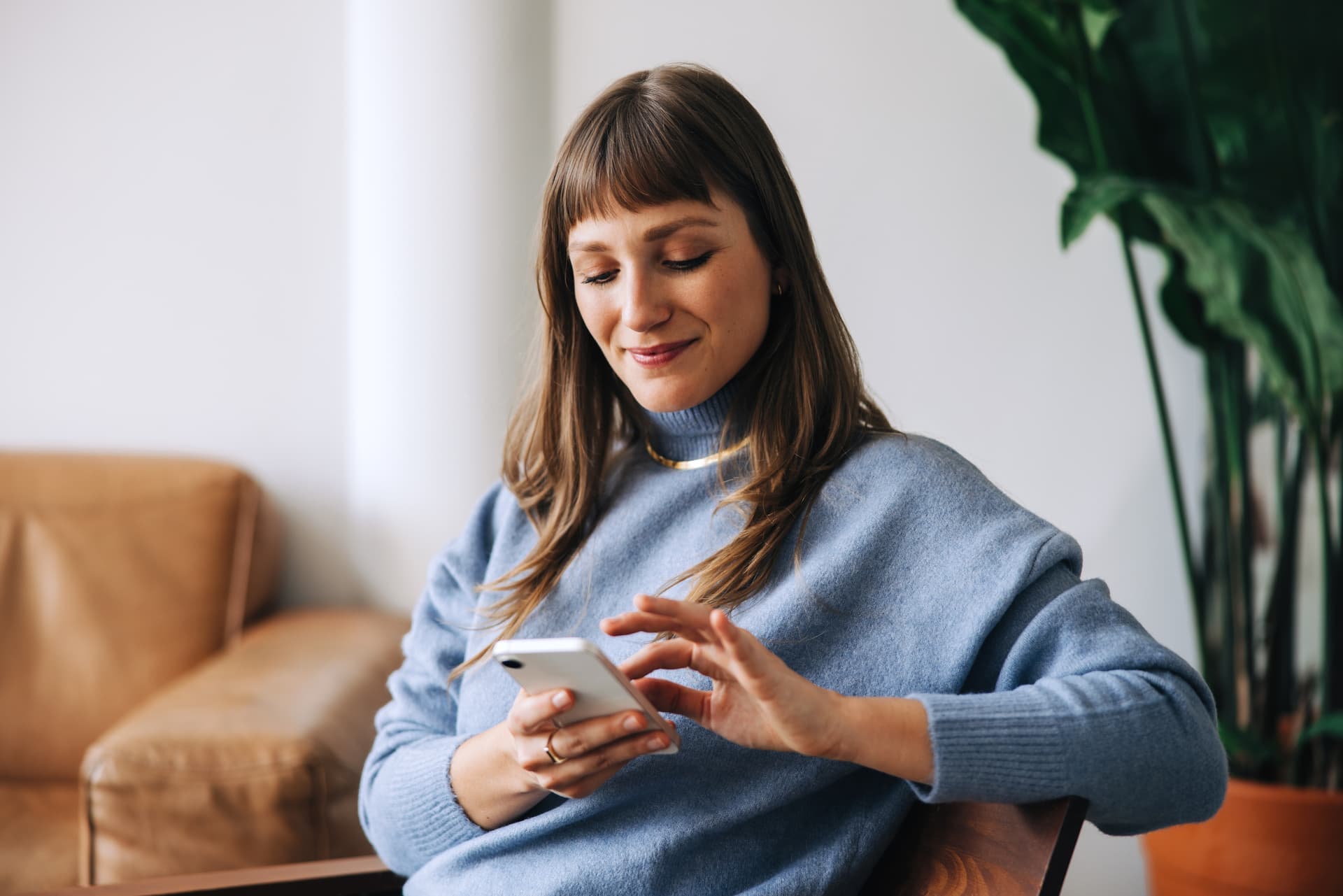 Femme consultant l'assistant Léya sur son téléphone